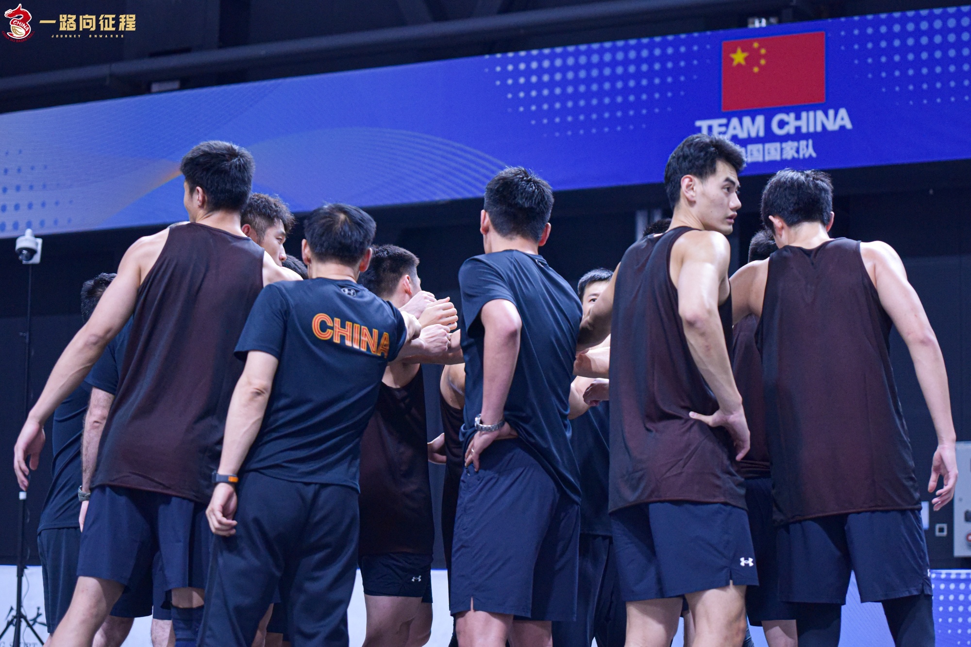 国家队战术训练密集举行，球员们专注执行